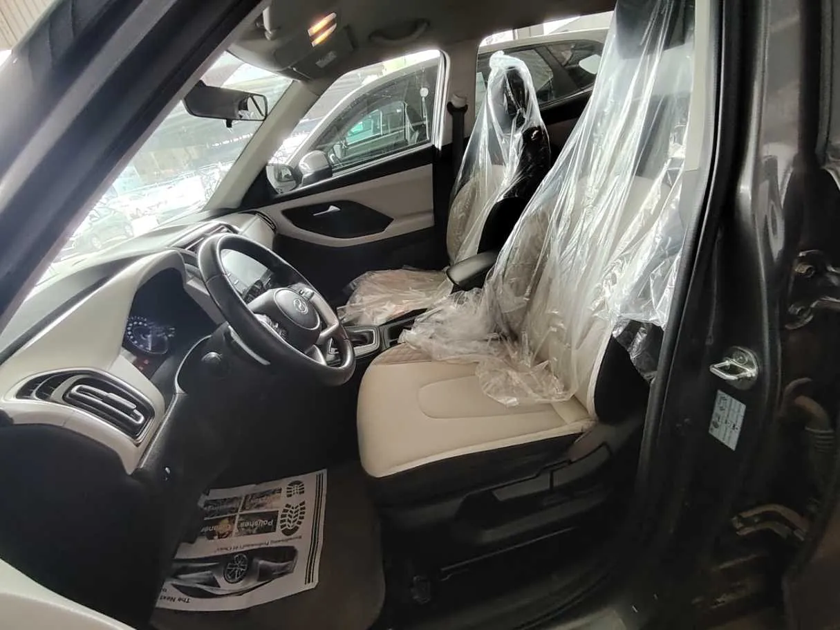 Car image 14