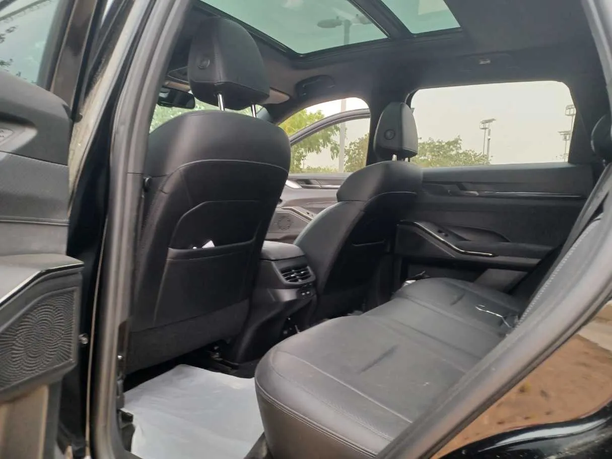 Car image 15