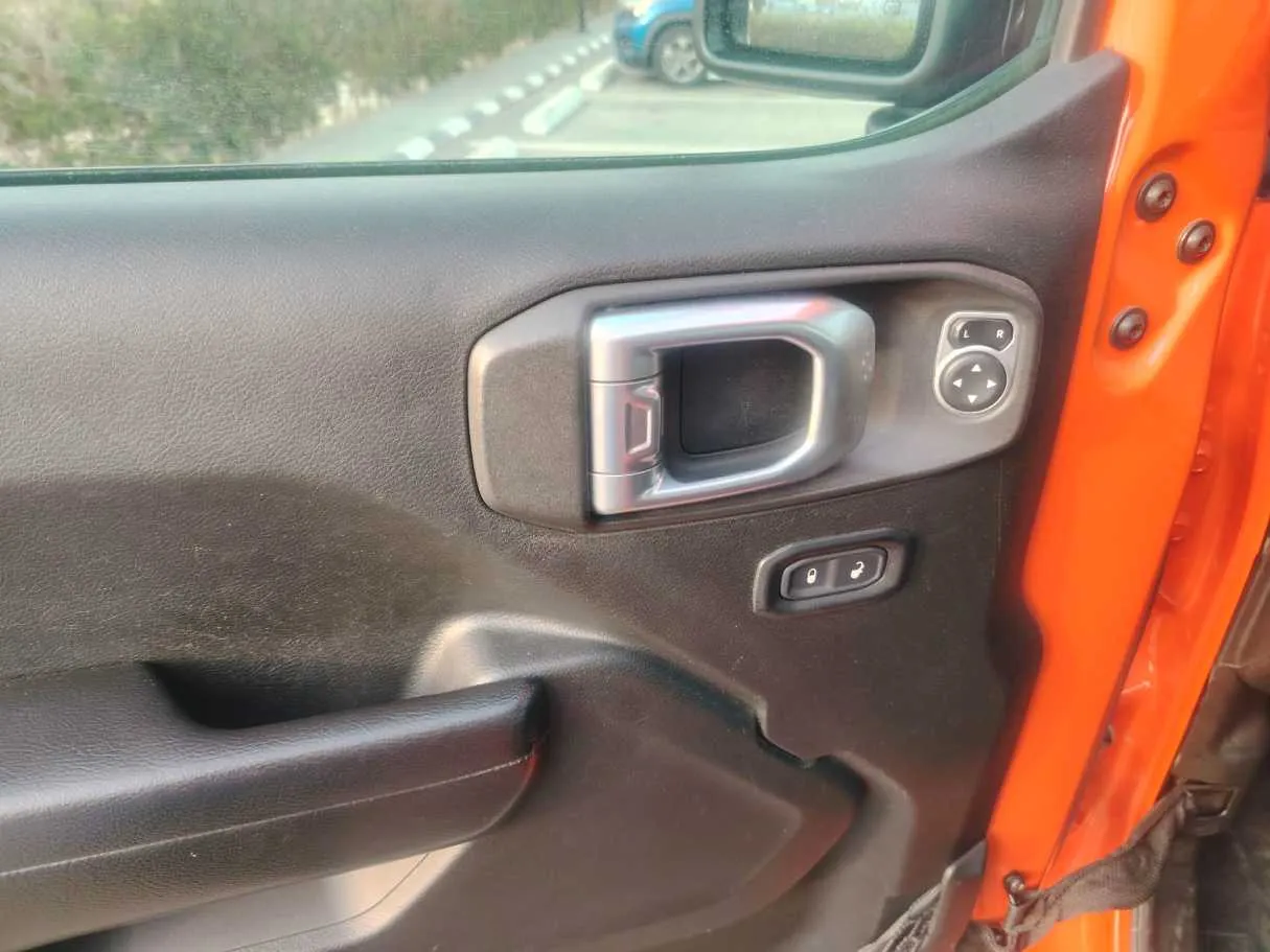 Car image 33