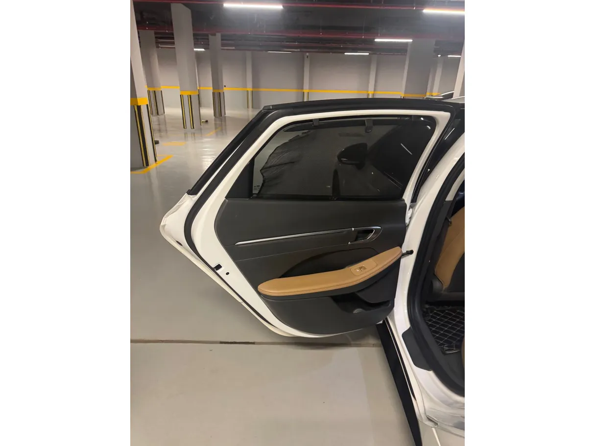 Car image 12