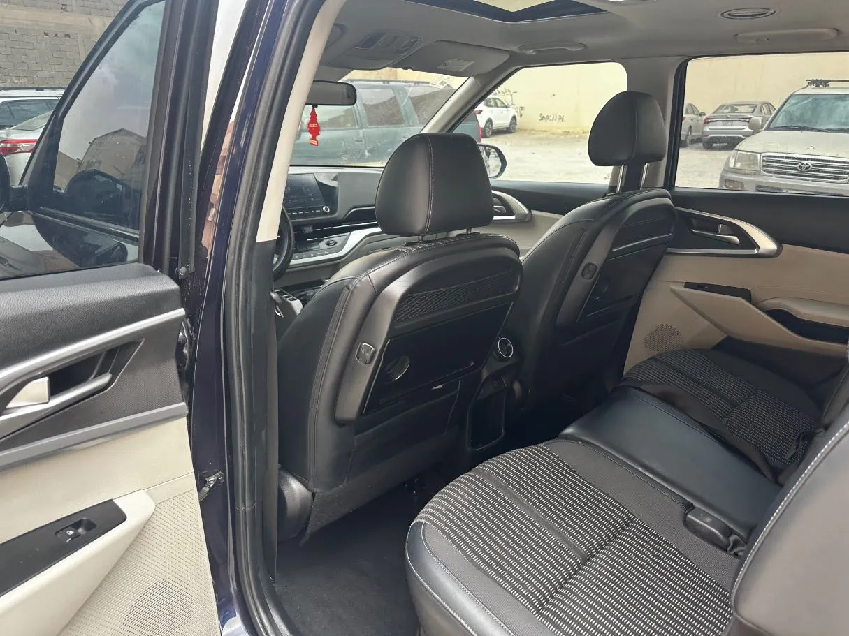Car image 16