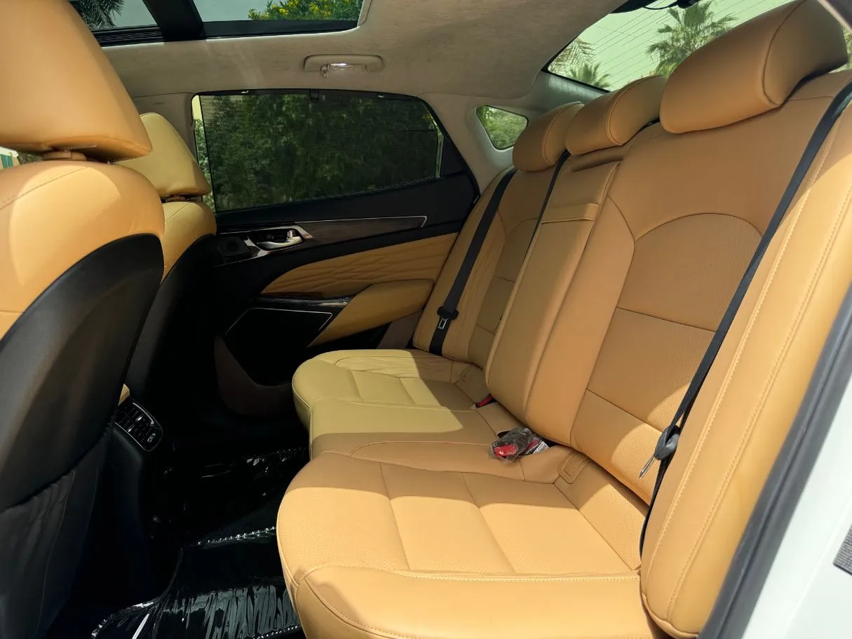 Car image 17