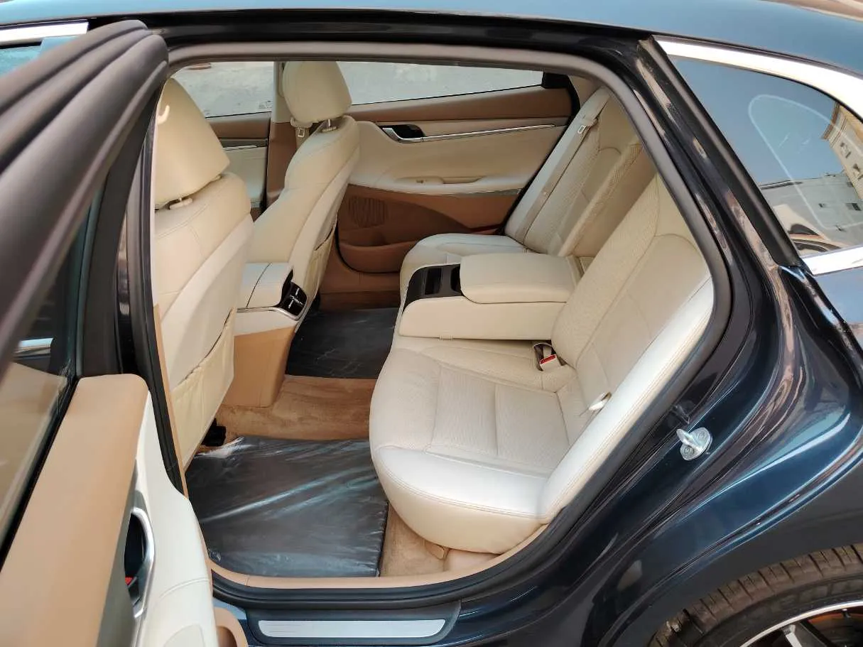 Car image 14
