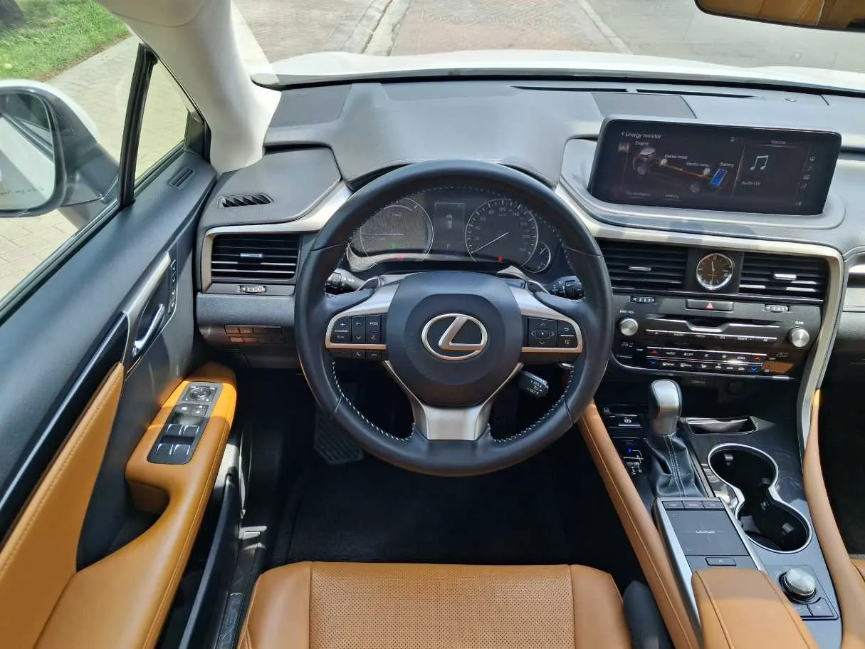 Car image 18