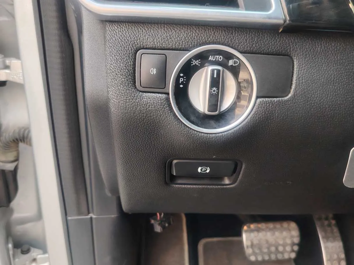 Car image 27