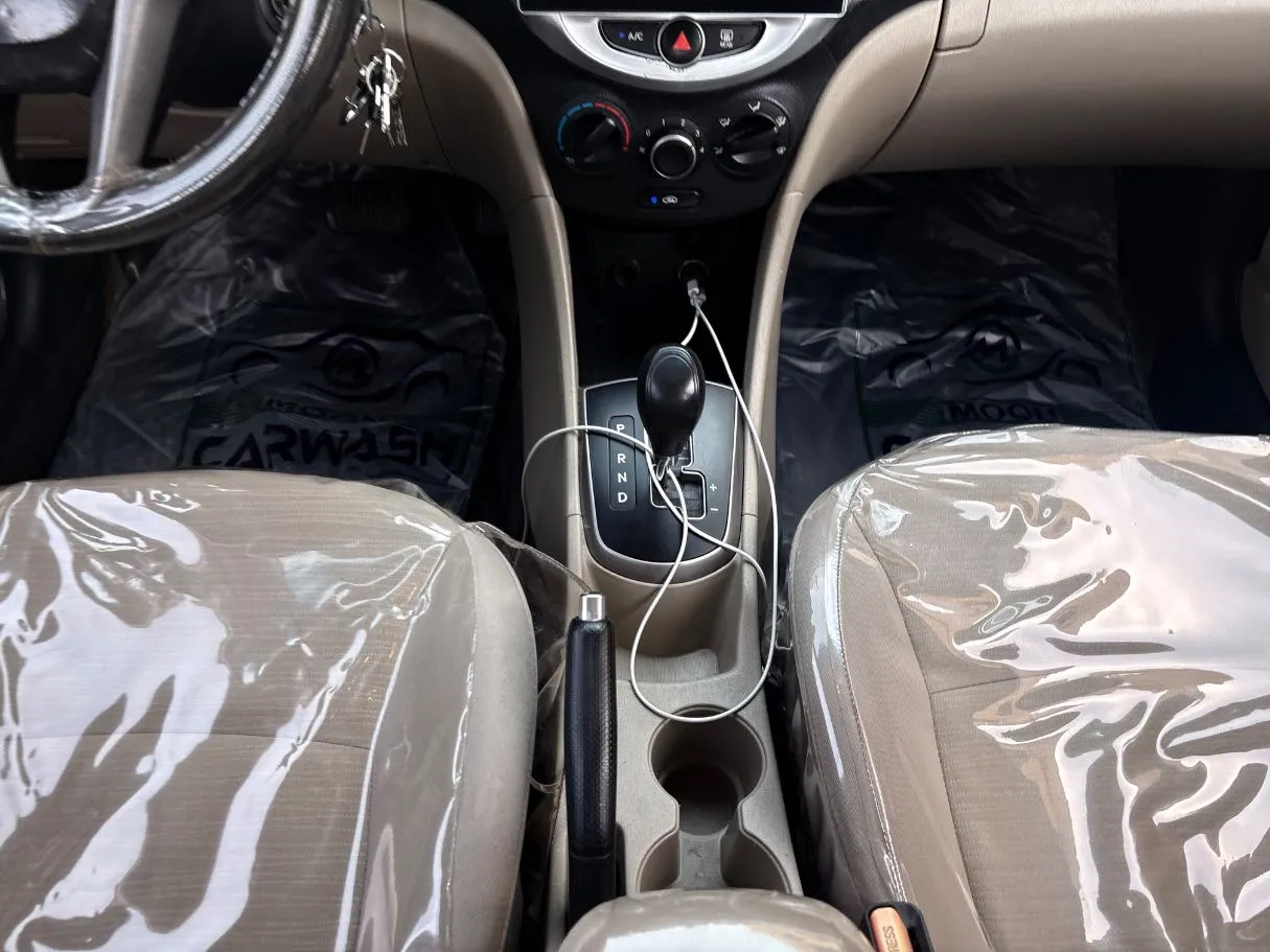 Car image 19