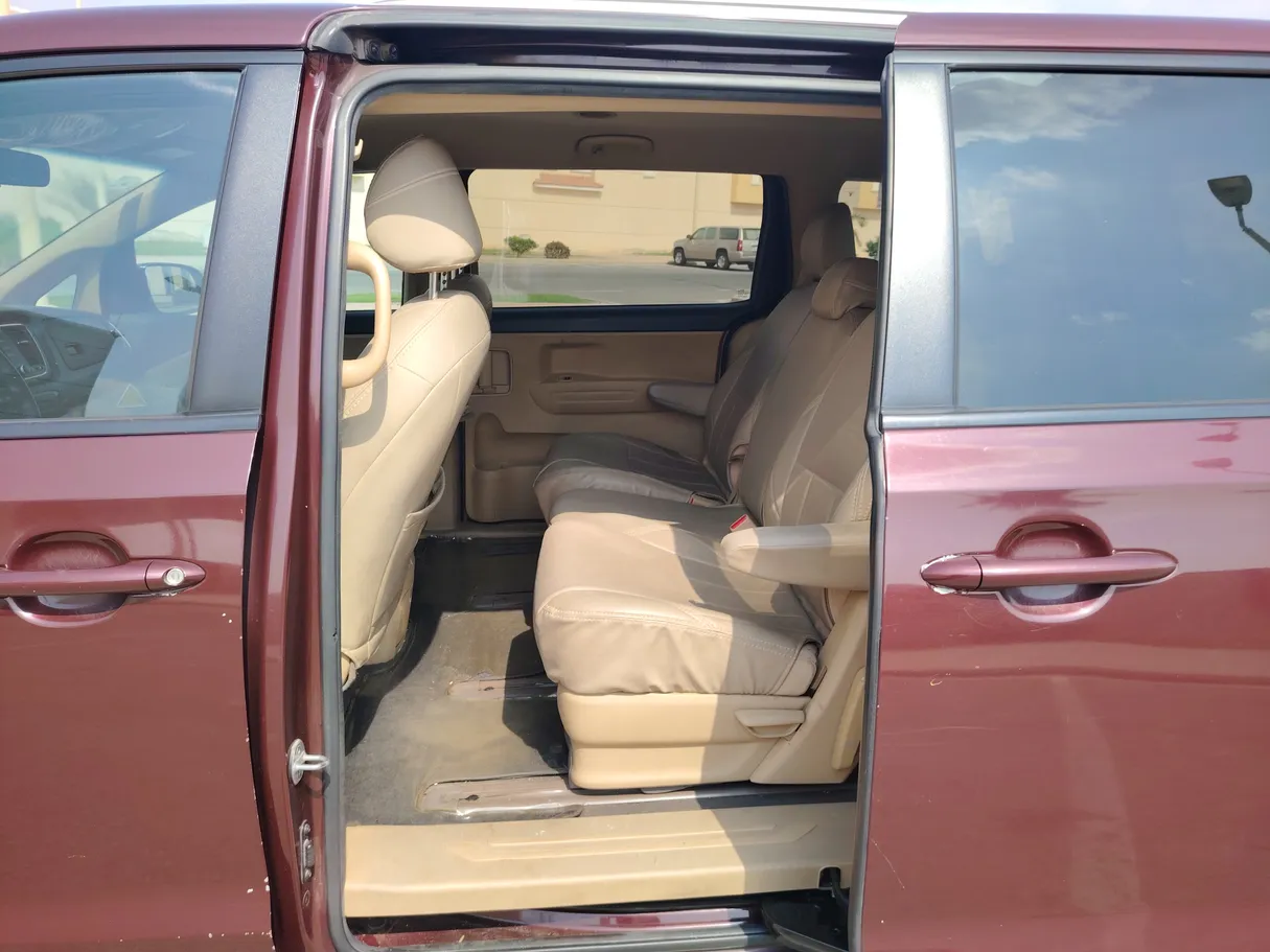 Car image 14
