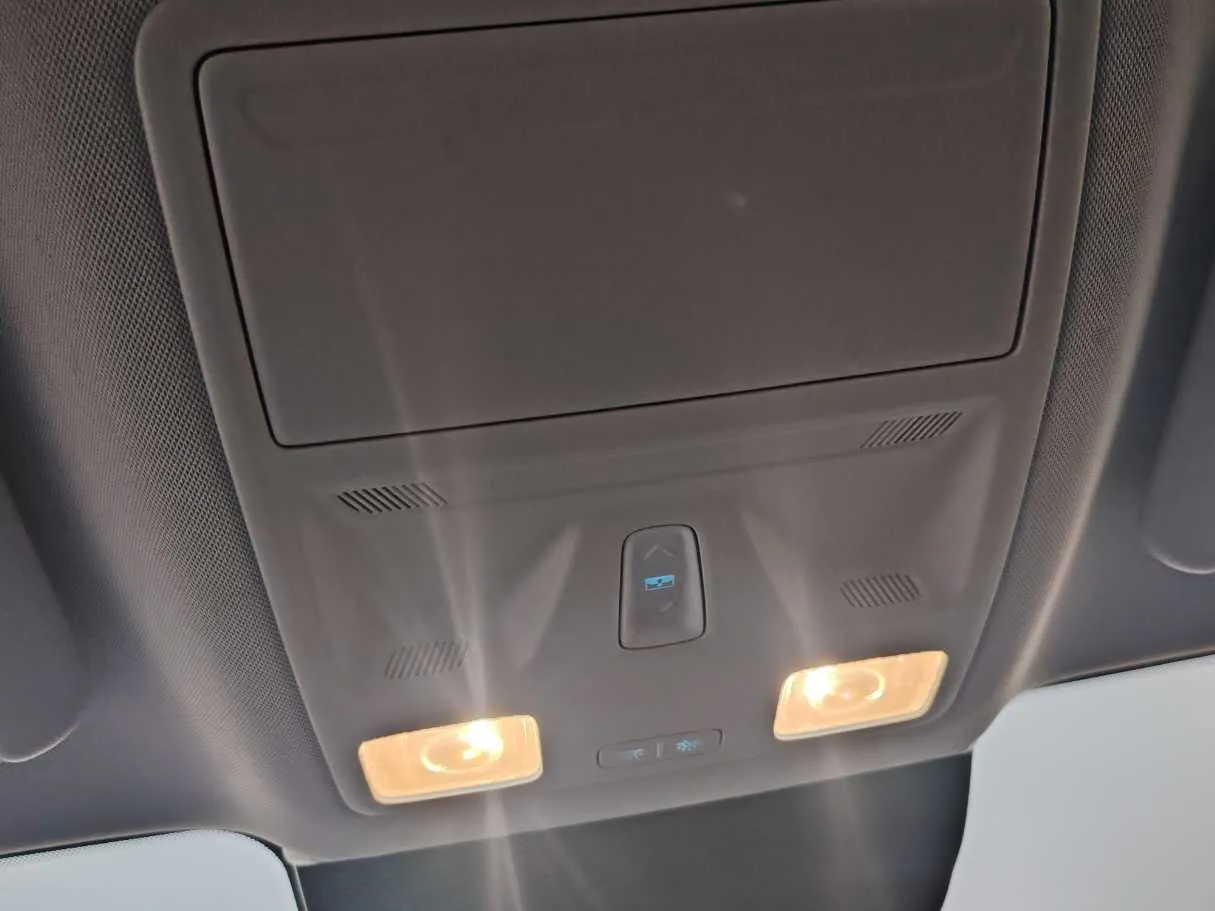Car image 30