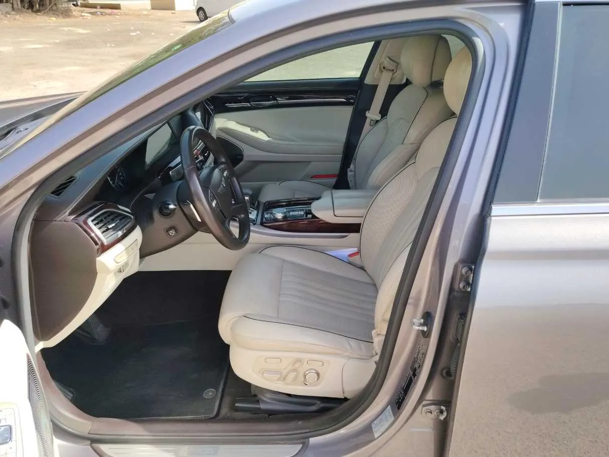 Car image 12