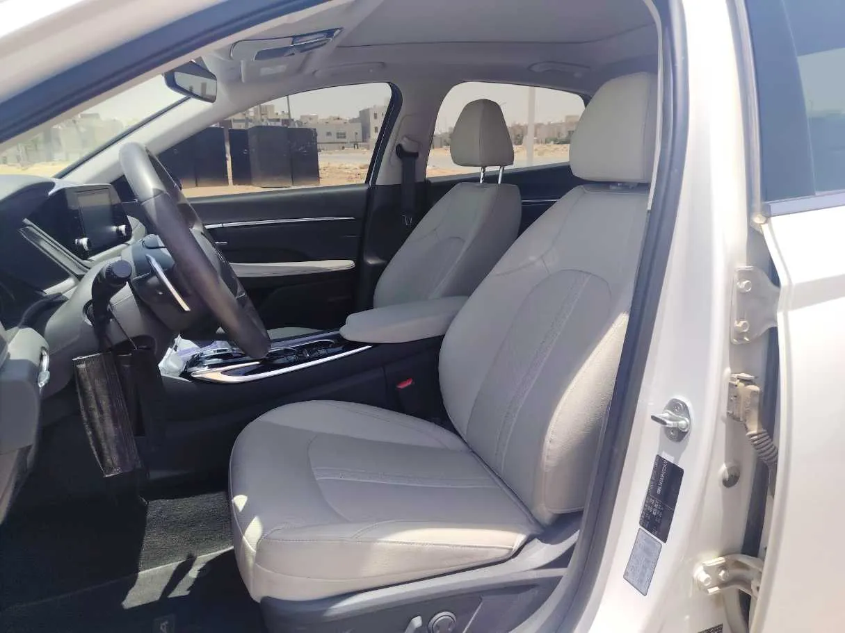 Car image 13