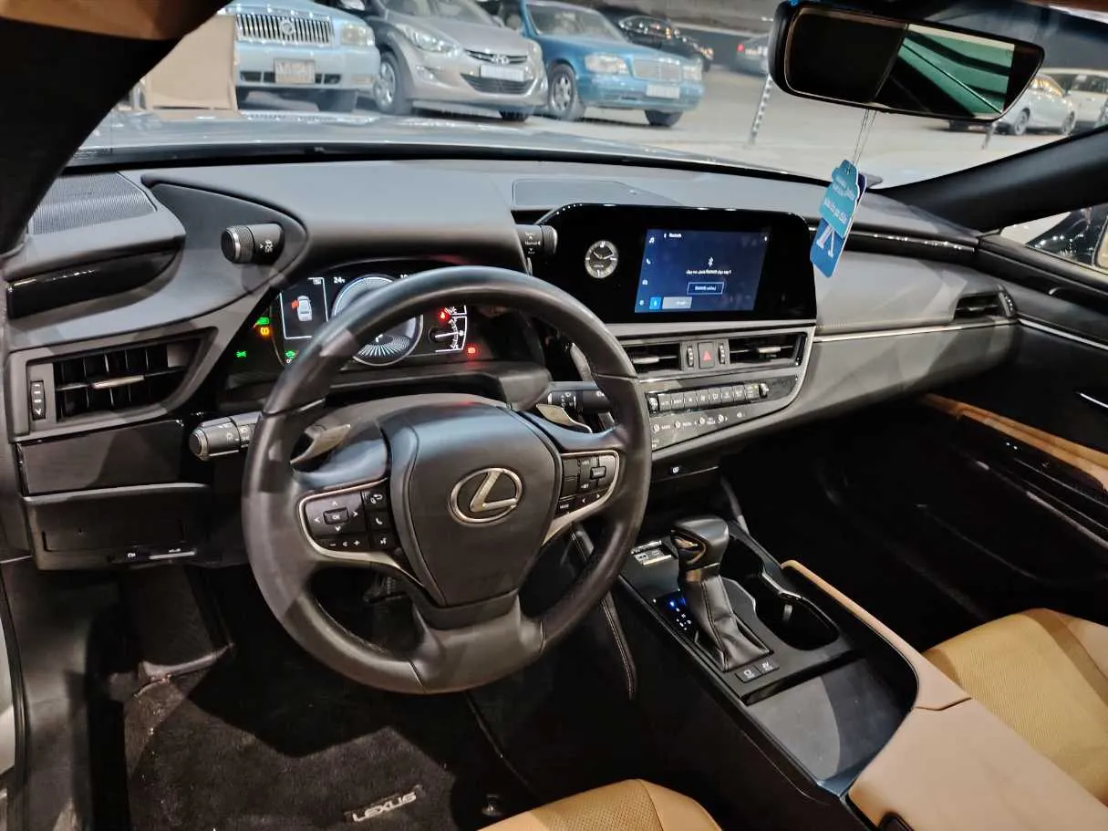 Car image 16