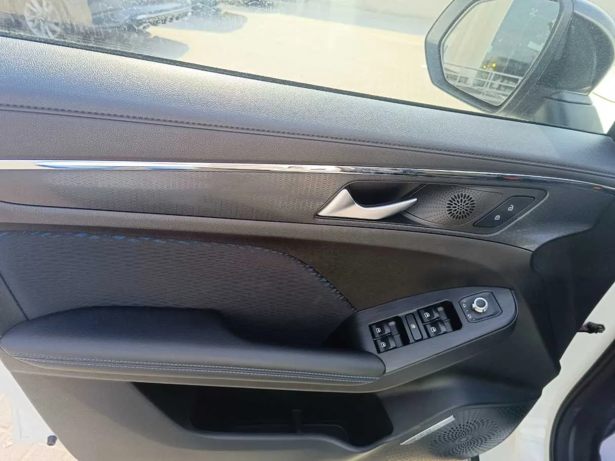 Car image 27