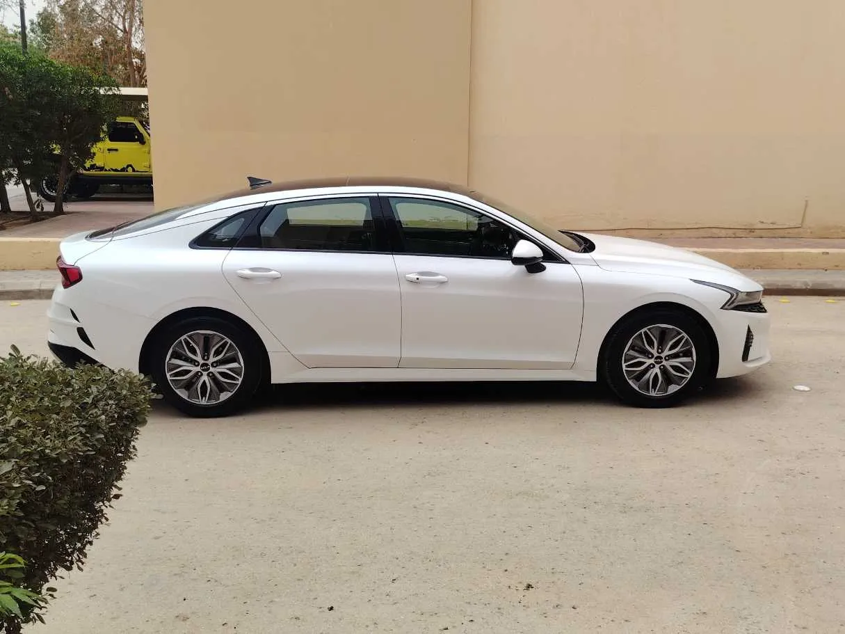 Car image 4