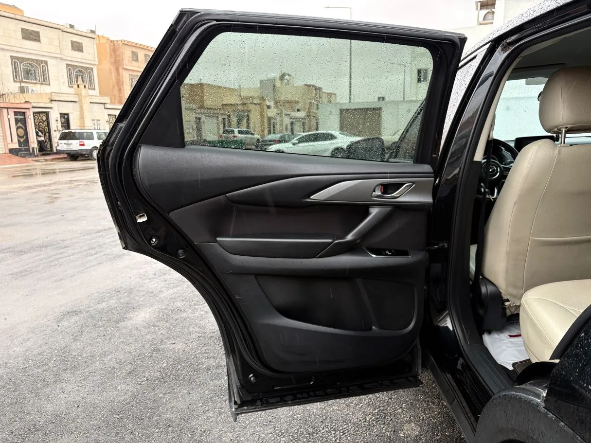 Car image 14
