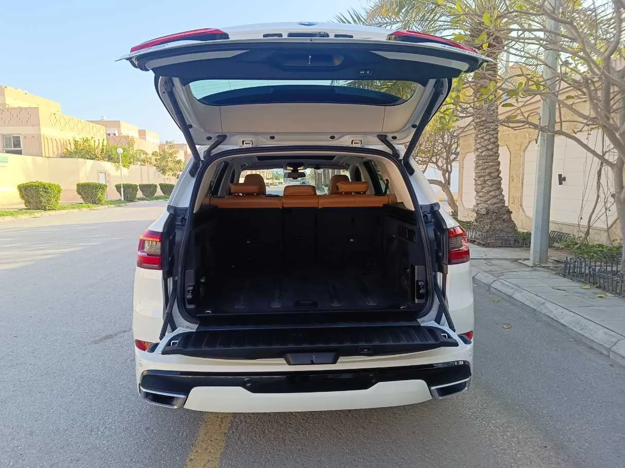 Car image 27