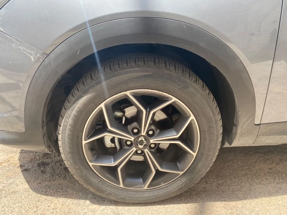 Car image 10