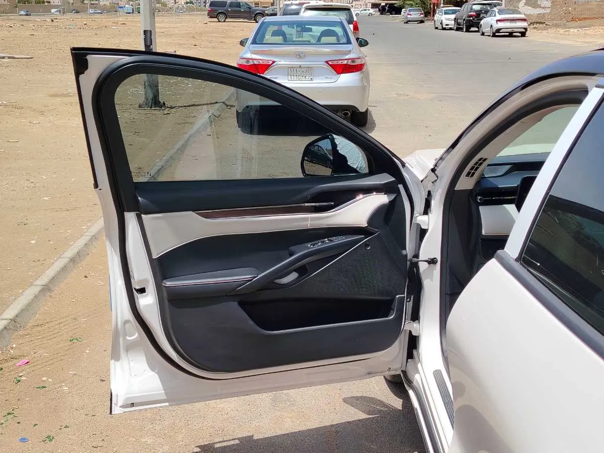 Car image 11