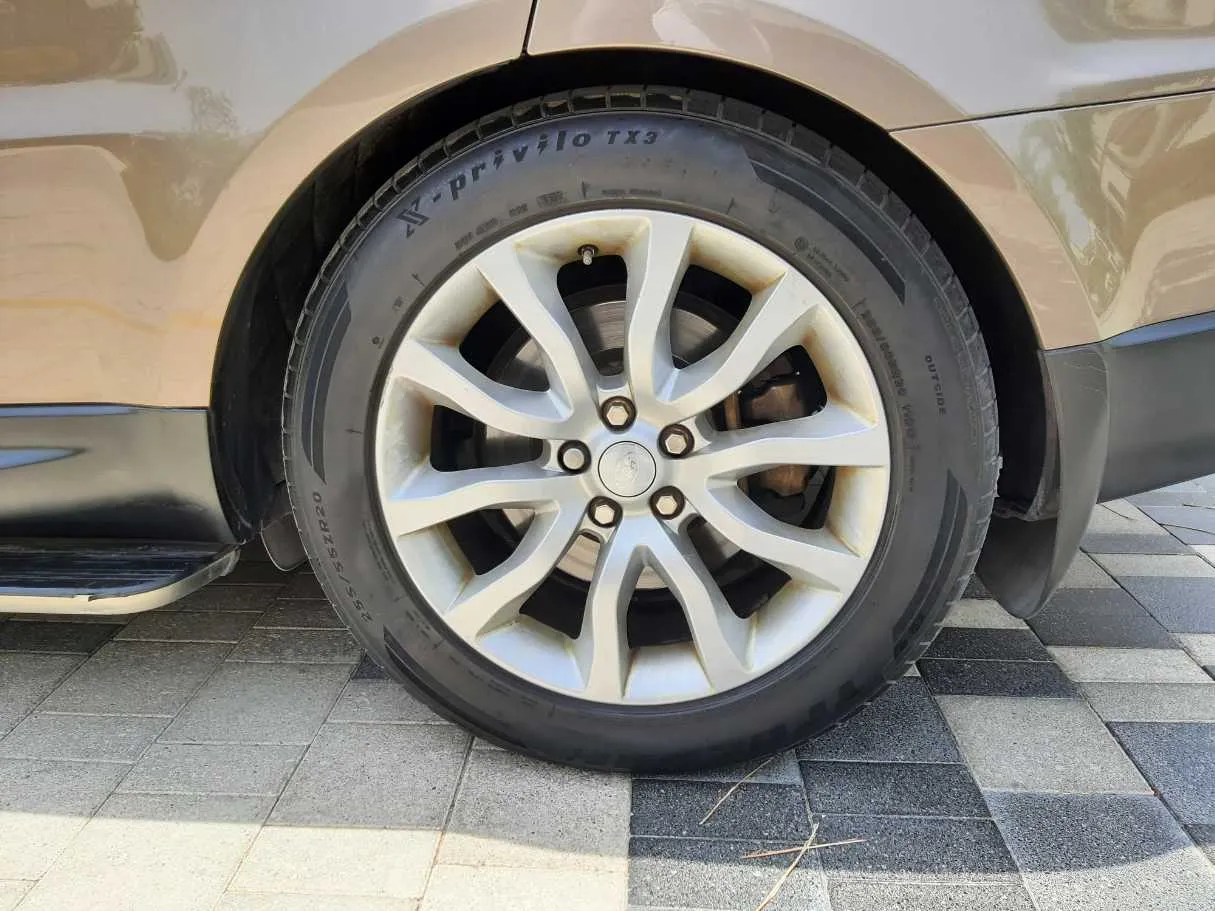 Car image 9