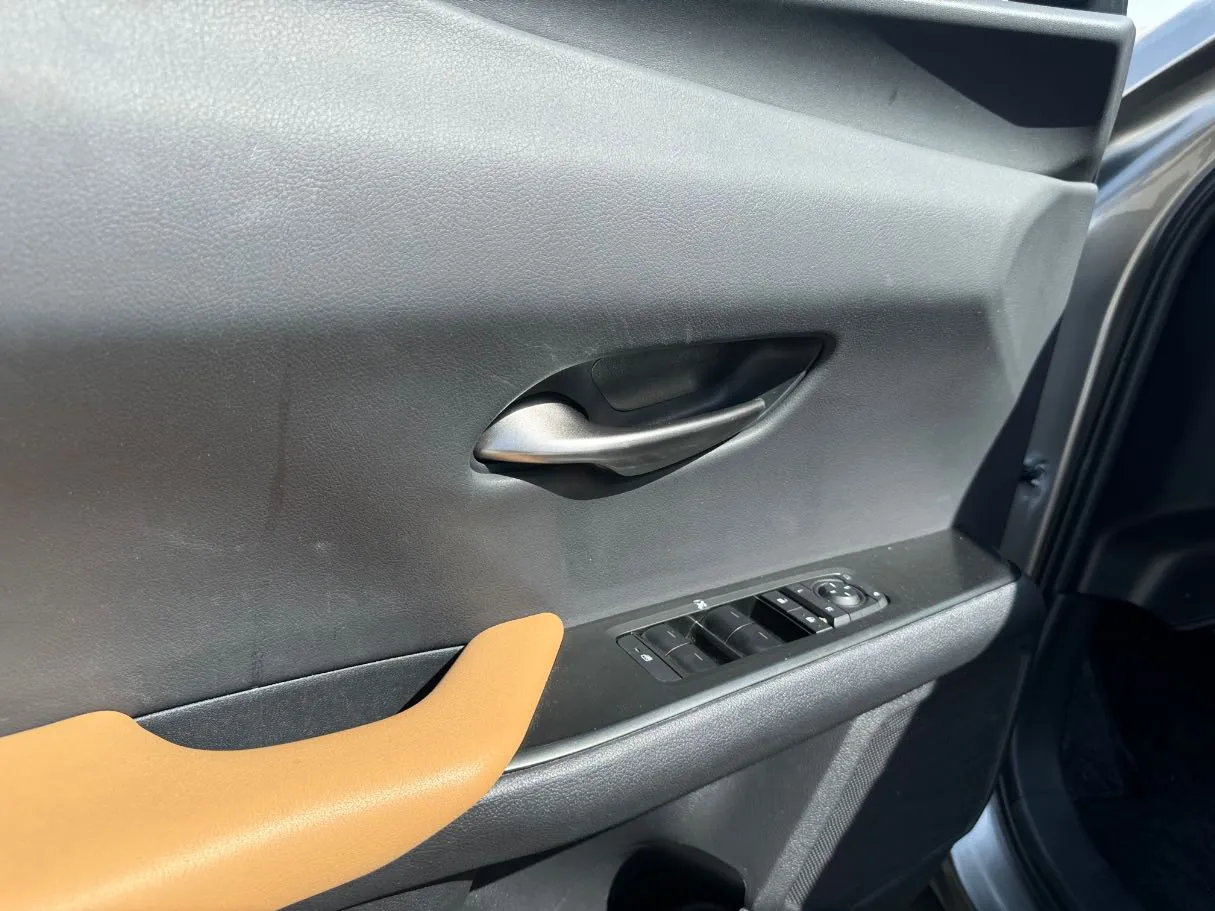 Car image 25