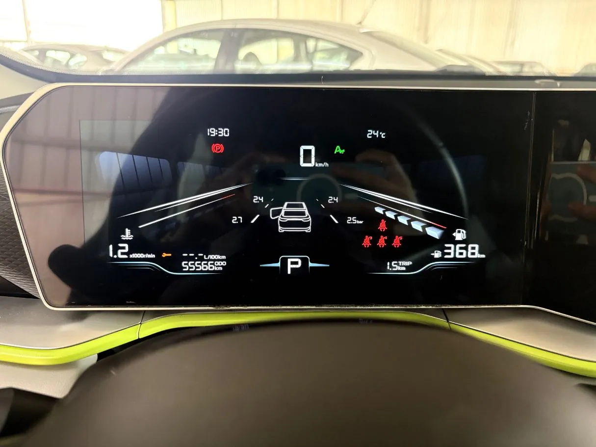 Car image 10