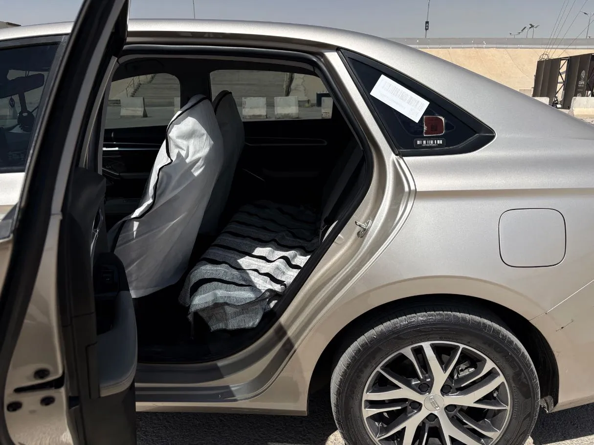 Car image 15