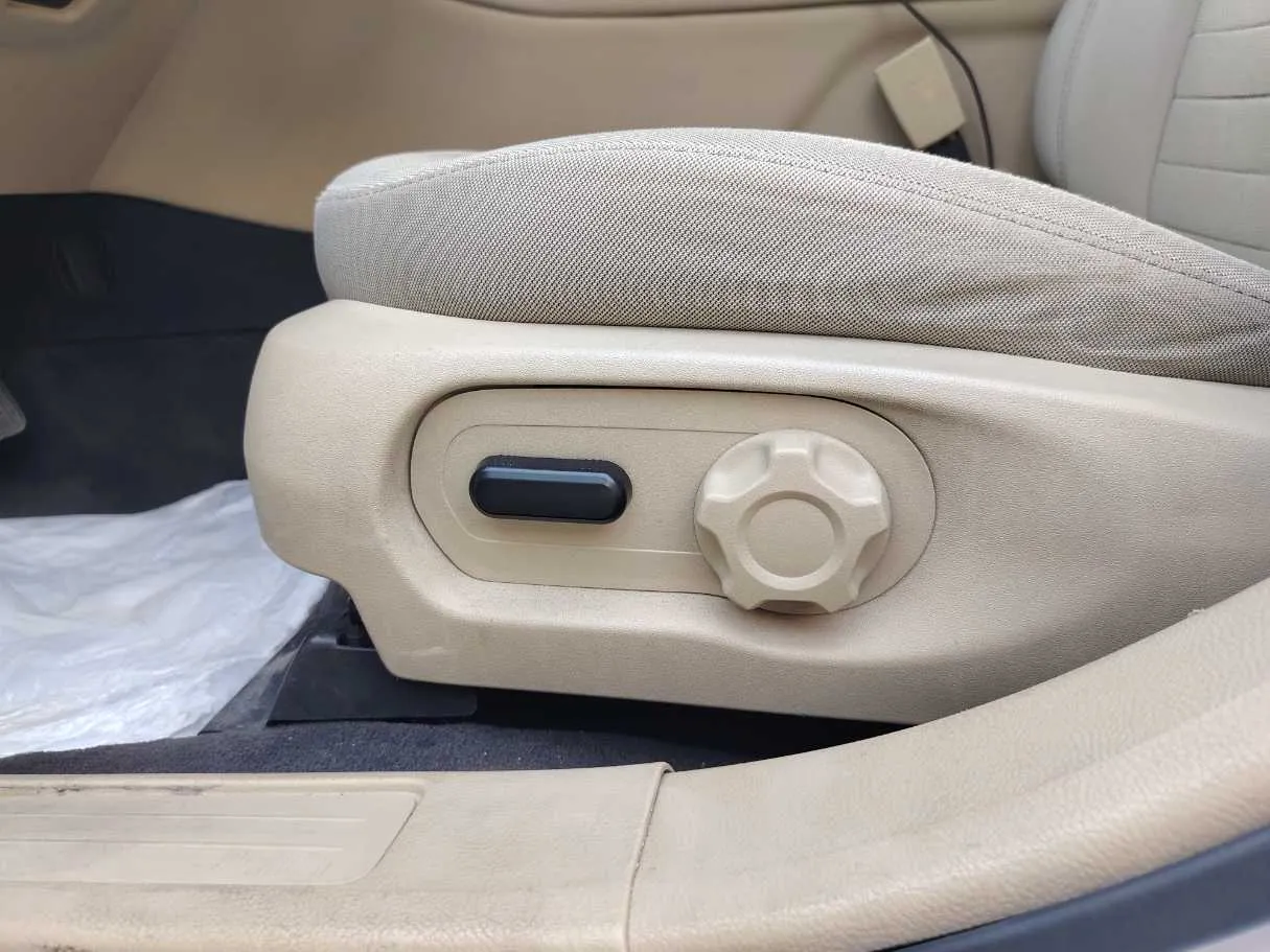 Car image 26