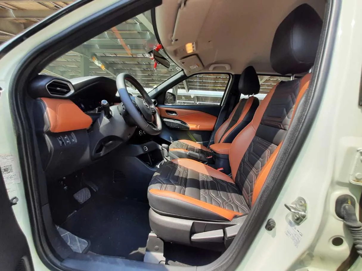 Car image 12
