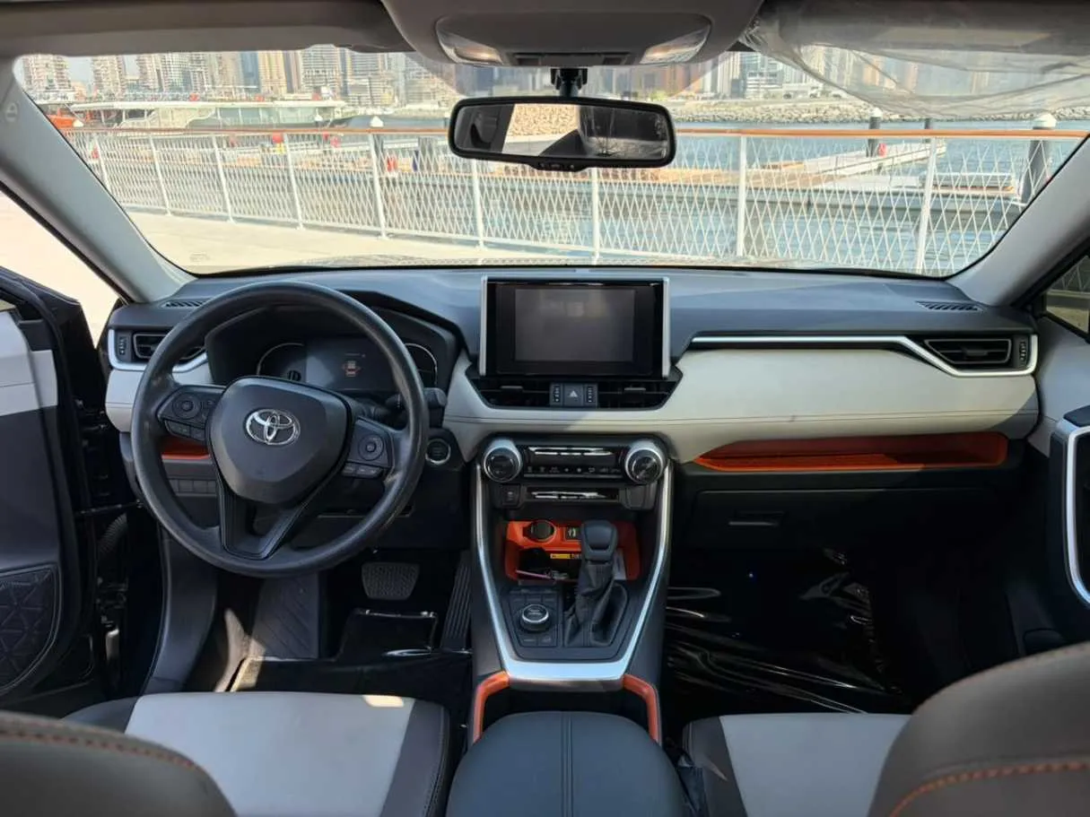 Car image 12