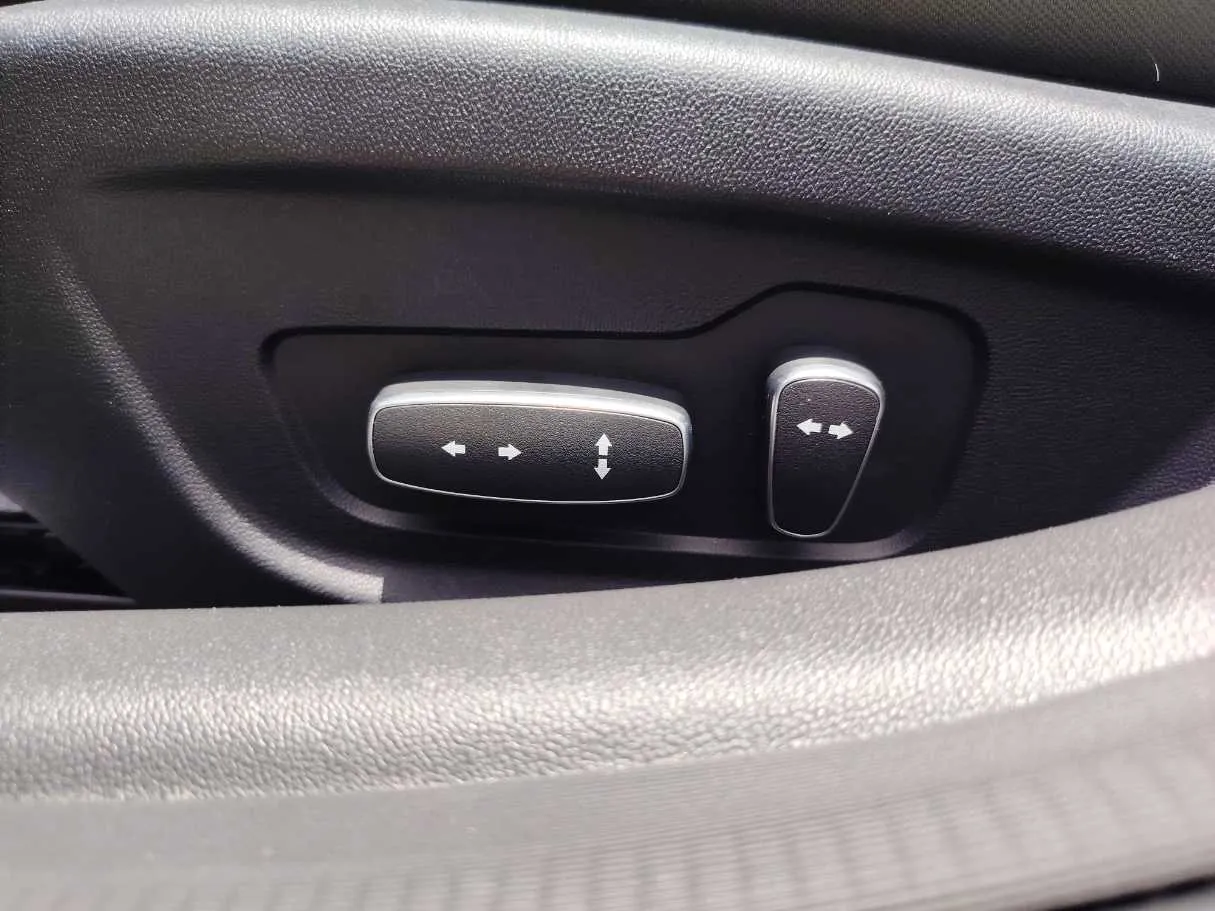 Car image 28