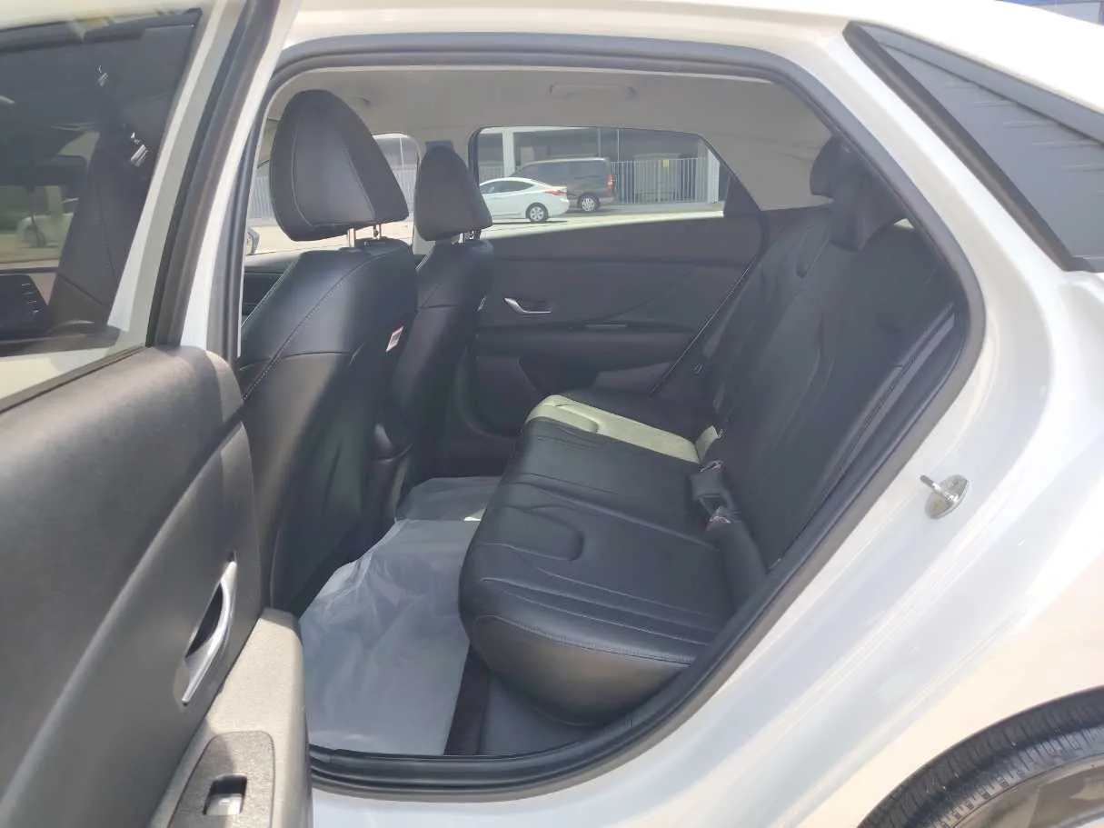 Car image 15