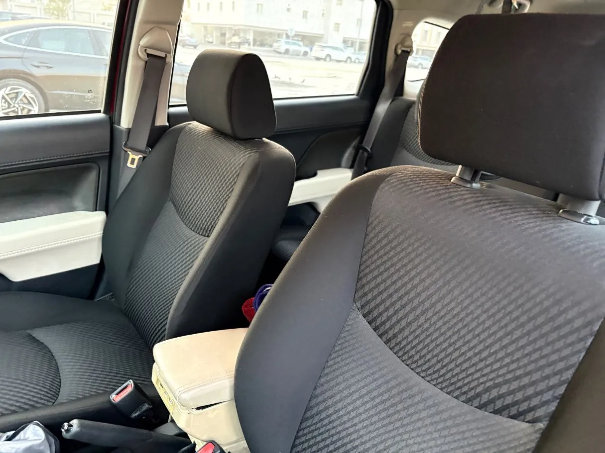 Car image 12