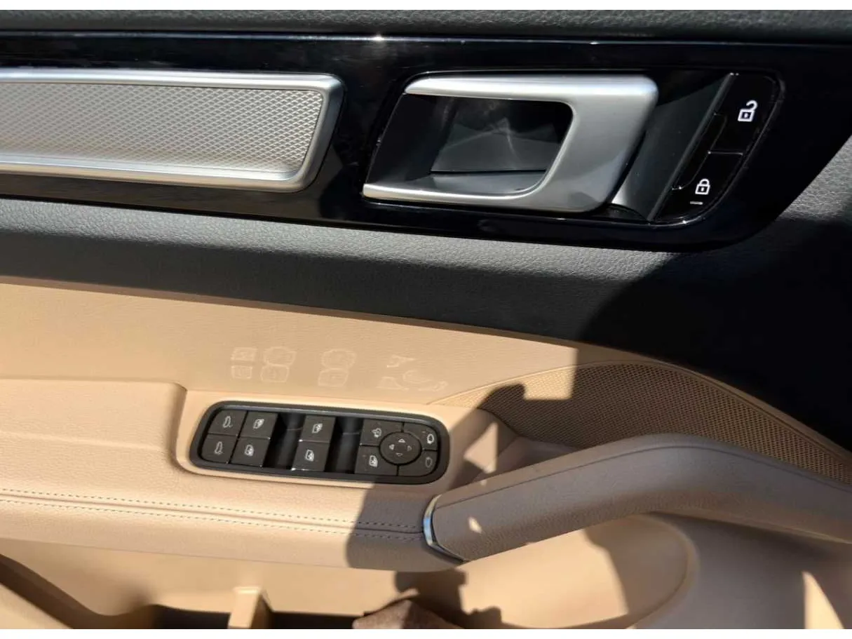 Car image 28