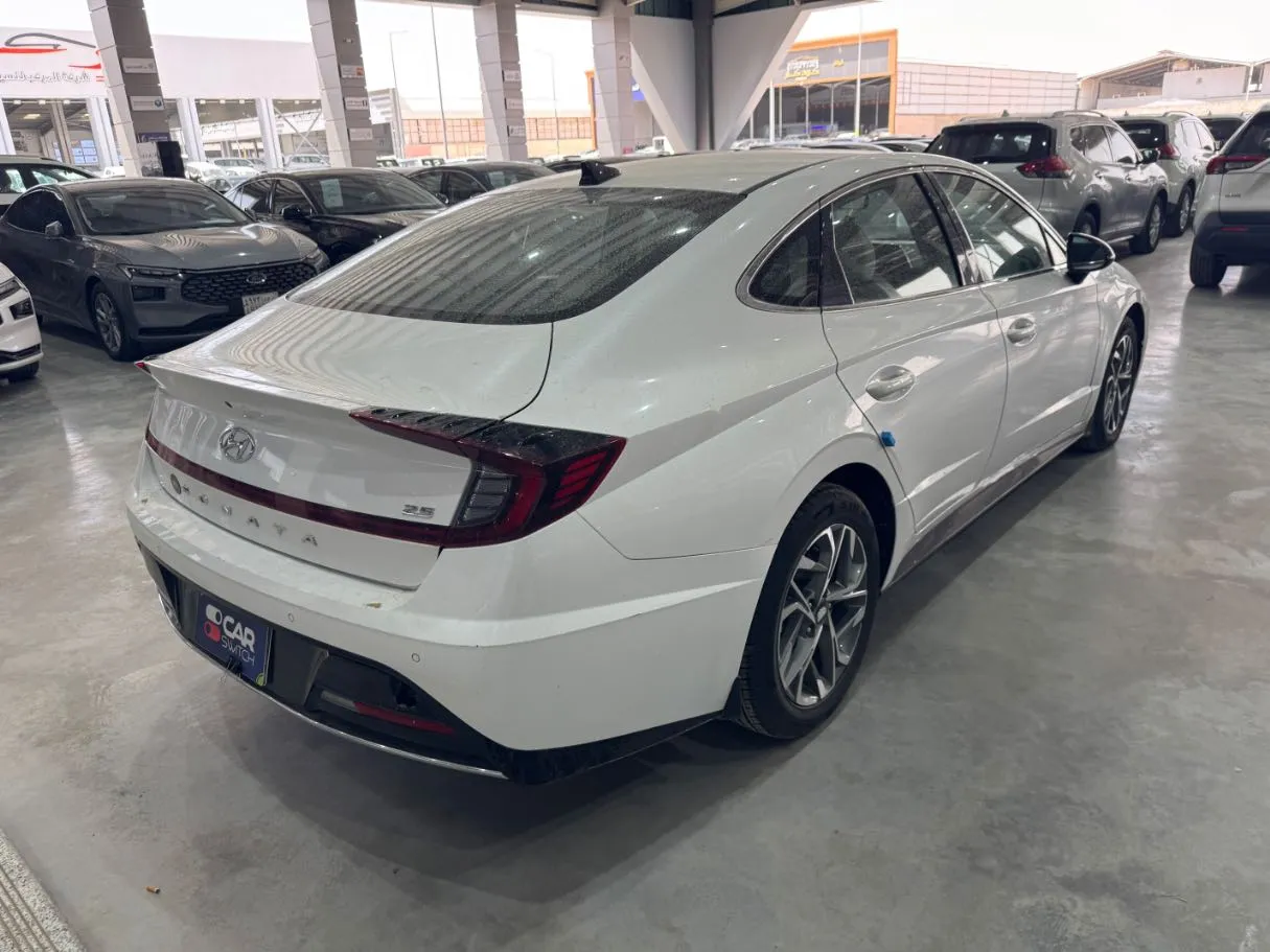 Car image 5