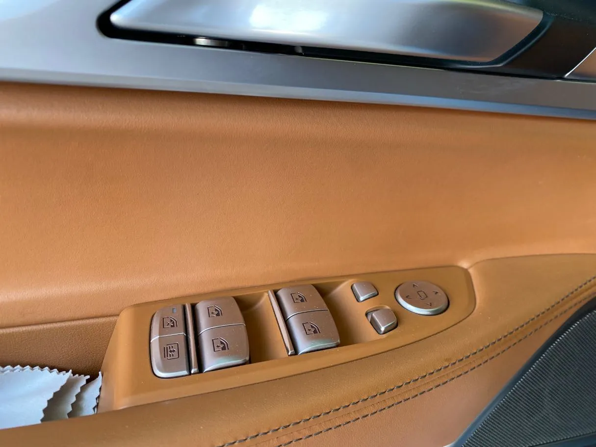 Car image 26