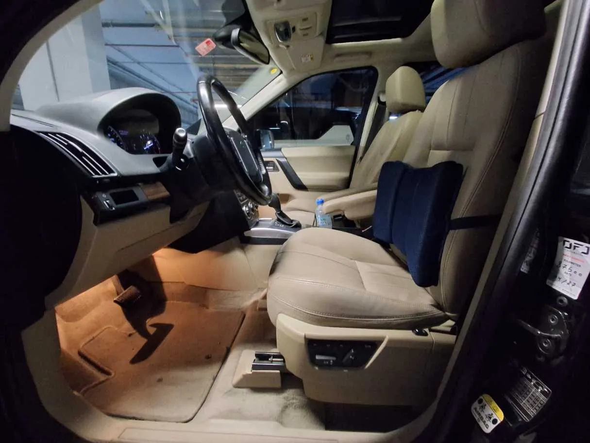 Car image 12
