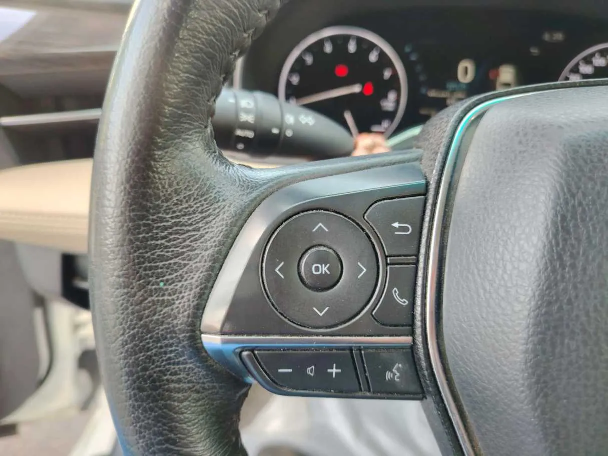 Car image 30