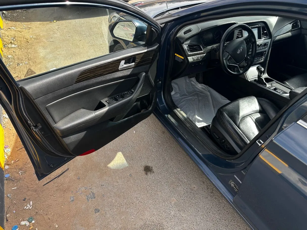 Car image 10