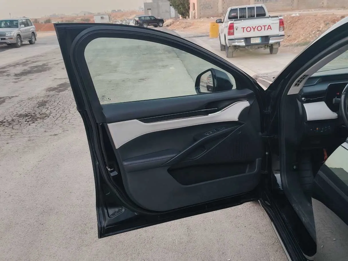Car image 12