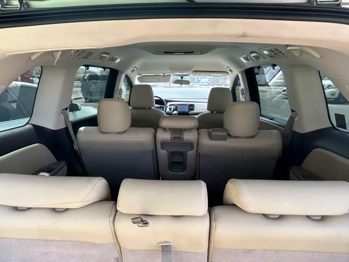Car image 9