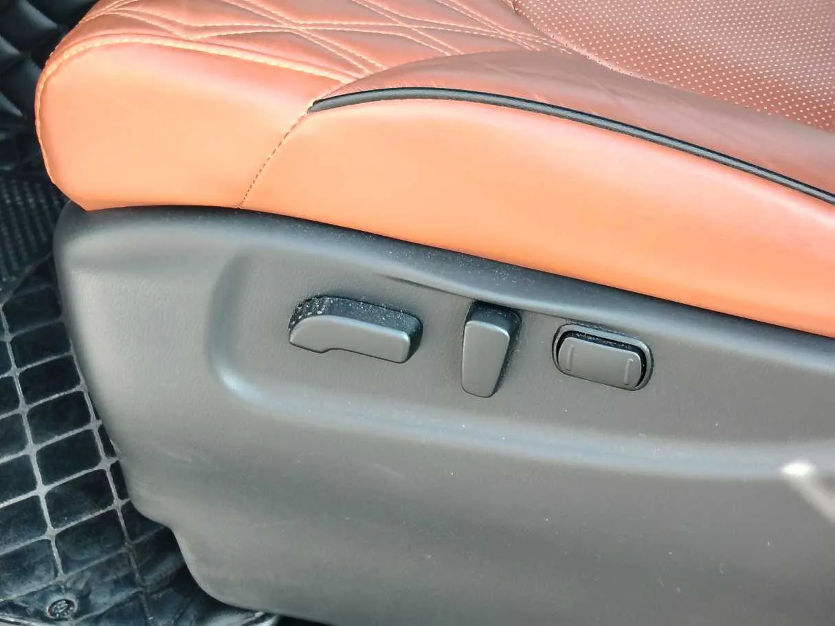 Car image 32