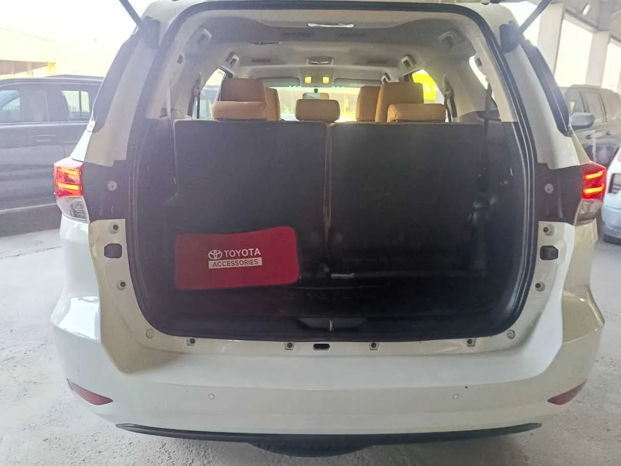 Car image 30