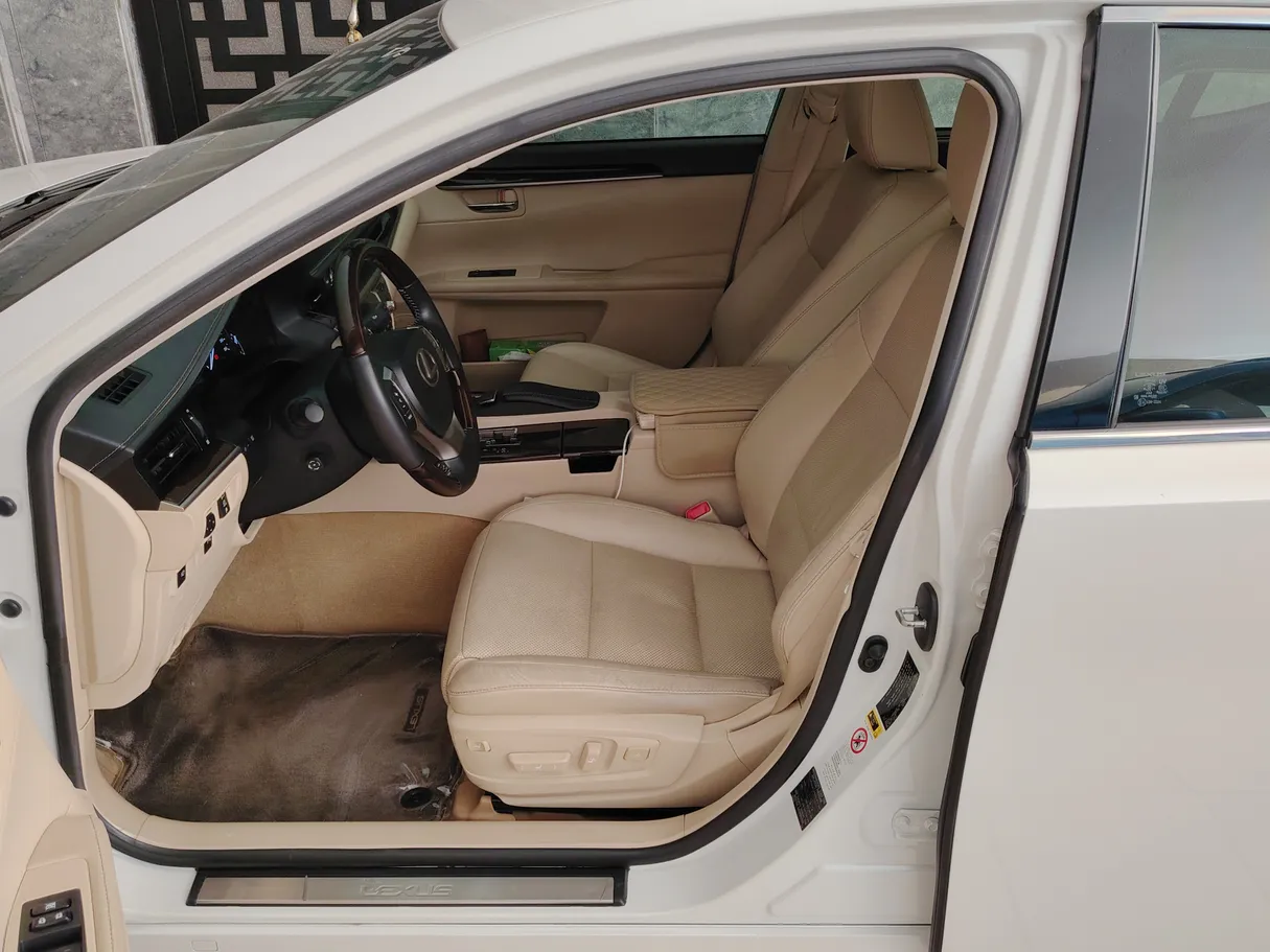 Car image 12