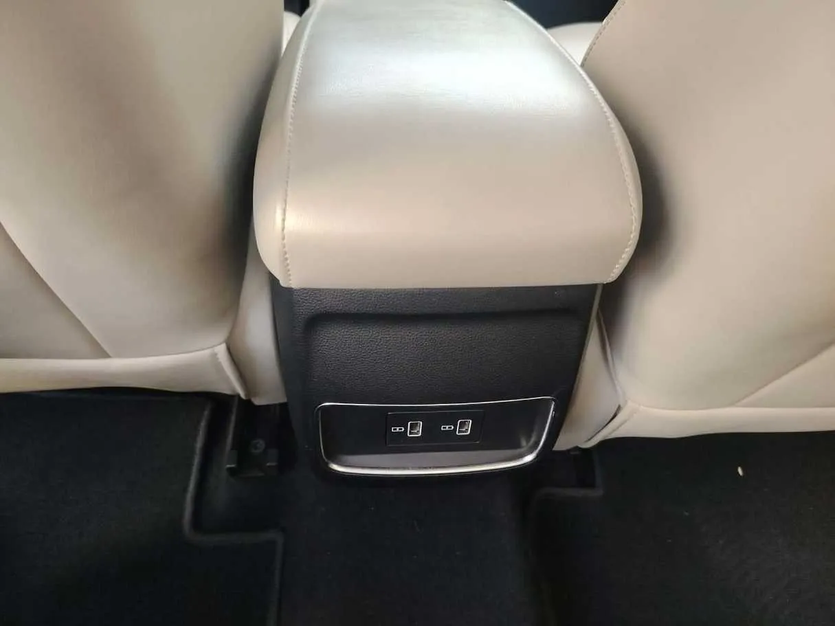 Car image 32