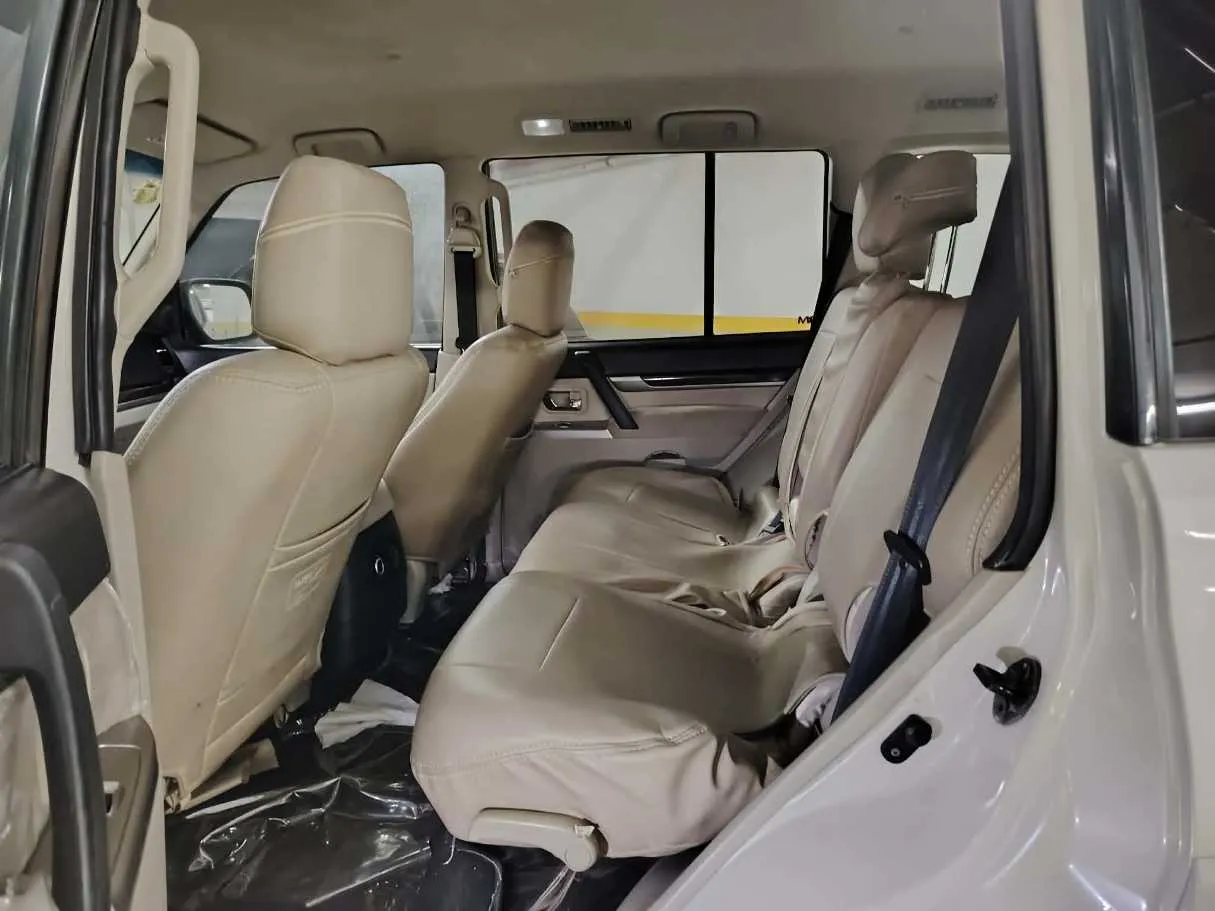 Car image 17