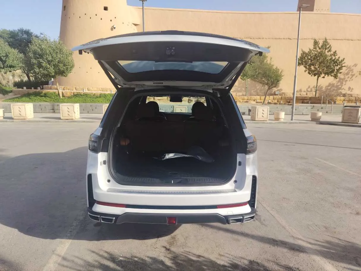 Car image 24