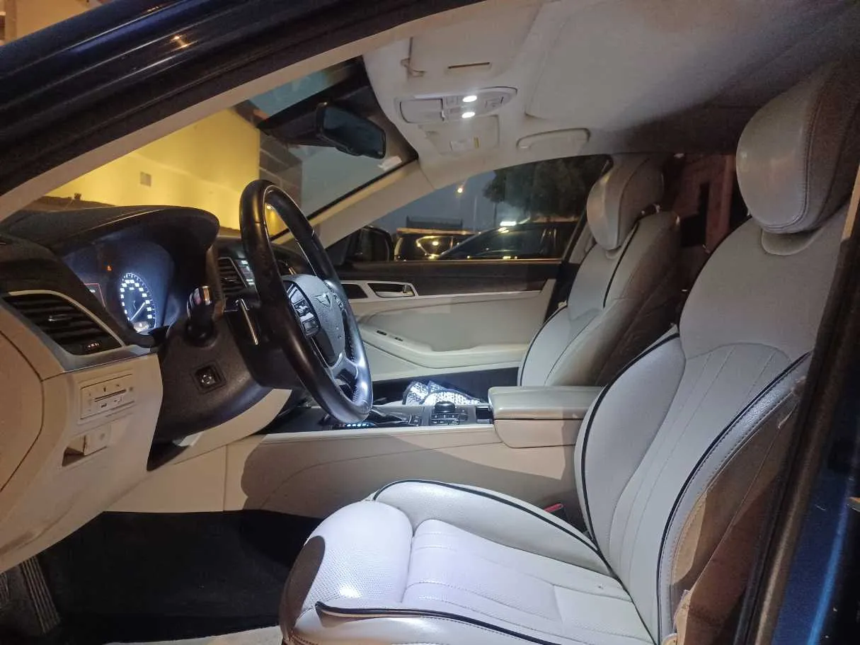 Car image 12