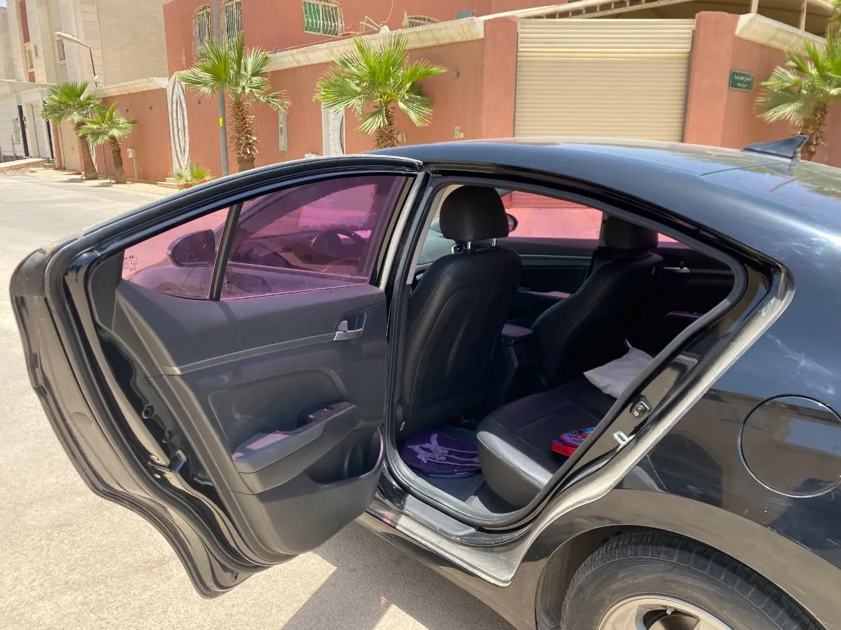 Car image 12