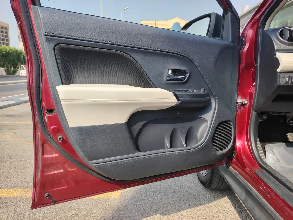 Car image 10