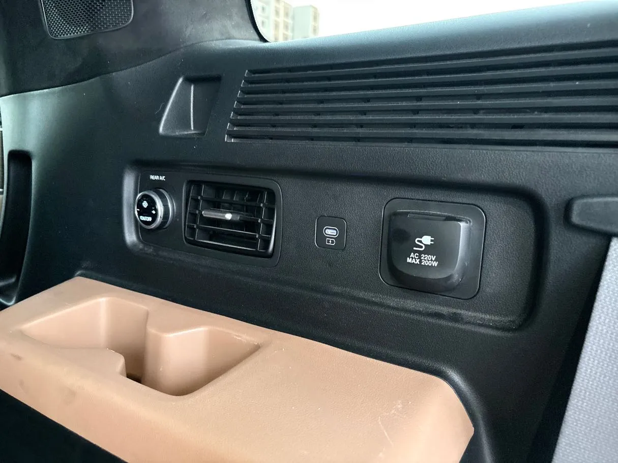 Car image 35