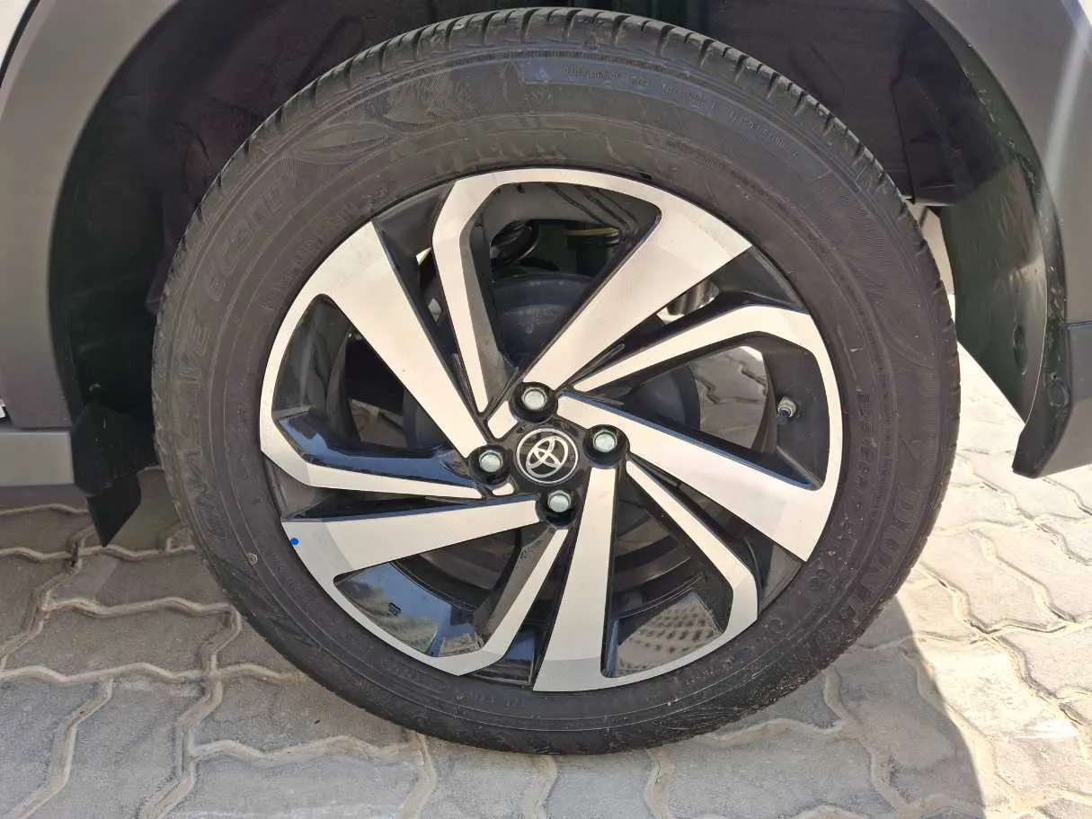 Car image 9